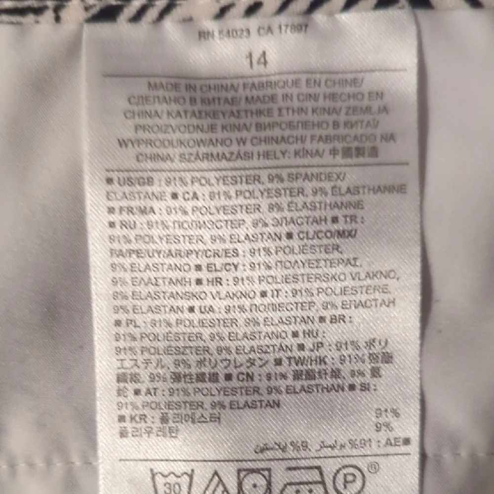 Banana Republic Black & White Leaf-Print Shorts - Picture 4 of 4